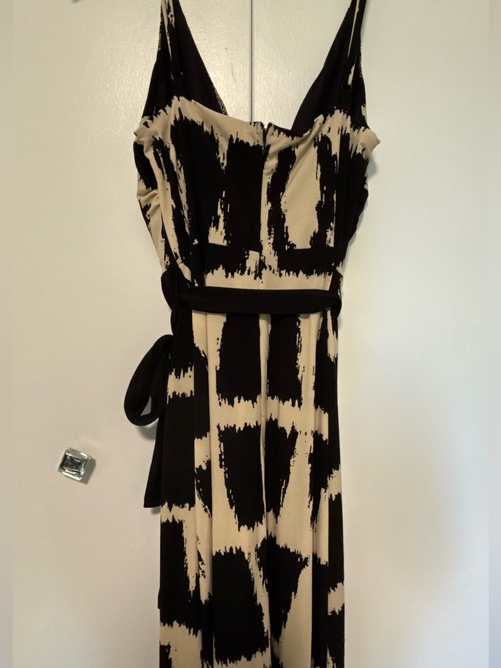 Le Chateau Abstract Print Black and Cream V-Neck Maxi Summer Dress Side Slit - Picture 5 of 7